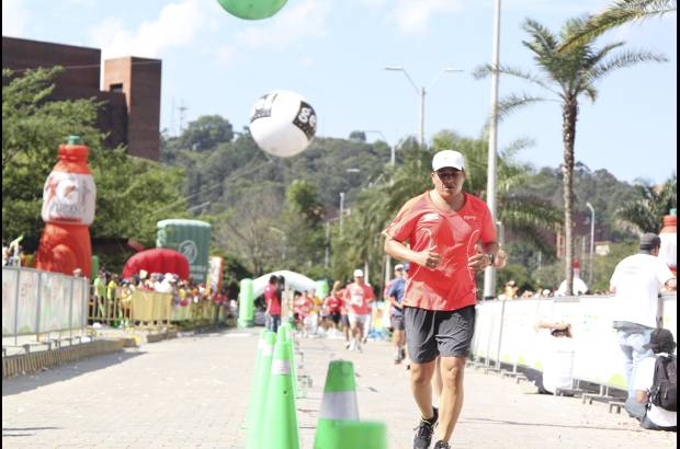 Esteban Jaramillo y Sebasti&#225;n Salazar - M&#225;s de 10 mil competidores se dieron cita en esta hist&#243;rica cita deportiva que se corr&#237;a en las modalidades de 5, 10, 21 y 42 kil&#243;metros.