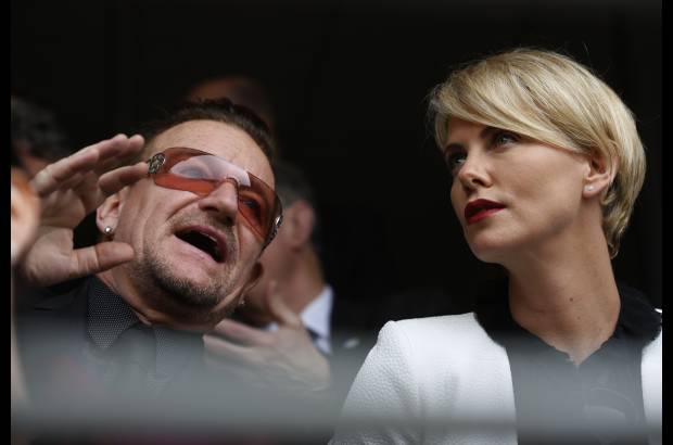 AP - La actriz Charlize Theron y el m&#250;sico Bono asistieron al funeral de Nelson Mandela.