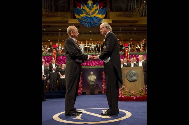 Reuters - Akira Suzuki, de Jap&#243;n, recibi&#243; el Premio Nobel de Qu&#237;mica de 2010, que este a&#241;o fue compartido.