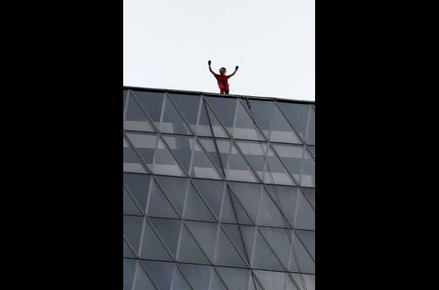 - Alain Robert, de 49 a&#241;os, ya hab&#237;a escalado otro edificio en este pa&#237;s.