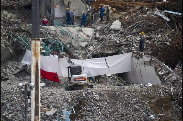 Esteban Vanegas - El comandante de Bomberos Medell&#237;n, Roberto Urquijo, explic&#243; que el rescate de los cuerpos fue complicado por las condiciones de inestabilidad en que est&#225; la zona, pero que contin&#250;an las labores en frentes puntuales.