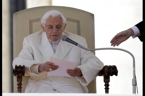AP - "No abandono la Cruz", dijo y fue largamente aplaudido por casi todos, cada vez más emocionados, mientras el papa sin inmutarse aseguraba que "la Iglesia está viva".