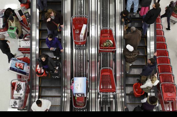 Reuters - Muchos de ellos, para atraer a su clientela, ofrecen igualar en precios a sus rivales y abonar esa diferencia en tarjetas de regalo de los establecimientos, o durante periodos de varias horas ofrecen apartar sus productos y pagarlos a plazos semanales sin recargo de intereses.