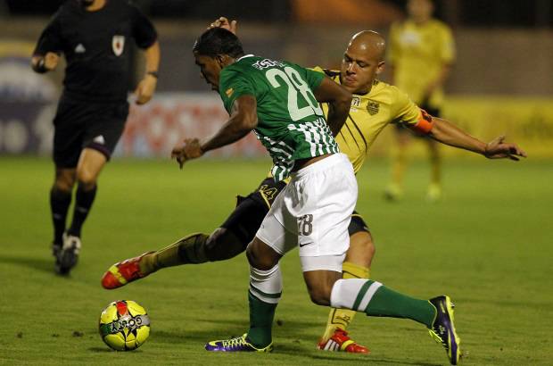 FOTOS JAIME PÉREZ - El verde dominó el partido durante todo el primer tiempo y aprovechó los errores del rival para sacar ventaja.