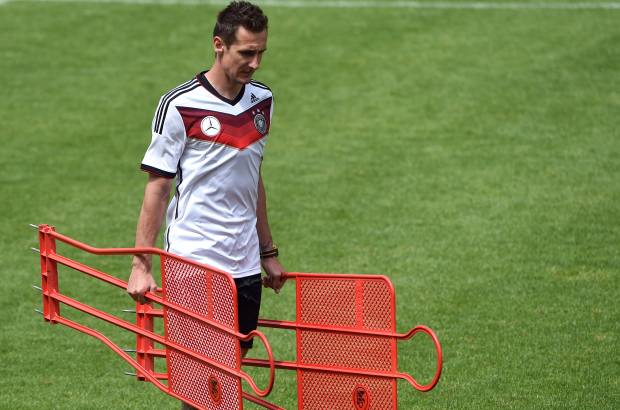 FOTO AFP - El polaco nacionalizado alem&#225;n, Miroslav Klose, es el quinto de los m&#225;s veteranos del Mundial con 36 a&#241;os y podr&#237;a hacer historia en Brasil si marca por lo menos un gol, igualando la cifra del Ronaldo Nazario como el m&#225;ximo artillero de las Copas del Mundo.