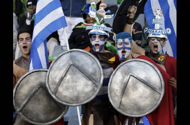 AP - Los curiosos atuendos de los hinchas griegos para seguir a su selección.