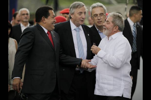 AP - N&#233;stor Kirchner fue uno de los pol&#237;ticos protagonistas del continente. En la imagen durante la cumbre de Unasur, el 6 de agosto de 2010, con los mandatarios de Venezuela, Hugo Ch&#225;vez y el presidente de Brasil, Luiz In&#225;cio Lula da Silva.