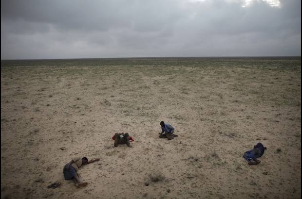 AP - El canadiense Ed Ou ganó en la categoría Temas Contemporáneos con una imagen que muestra a cuatro refugiados somalíes en el camino a dormir en el desierto de Yemen, después de viajar toda la noche en las carreteras de barro y bajo una lluvia torrencial.