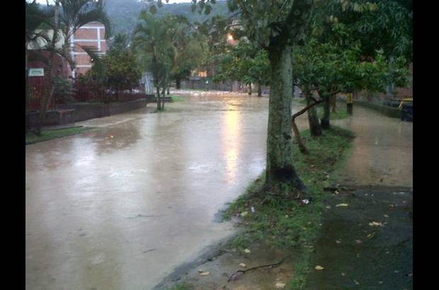 Cortesía - La intensa lluvia, acompañada de granizo y fuertes vientos, paralizó las principales vías de Medellín y parte del Área Metropolitana. Por fortuna, no hubo personas lesionadas.