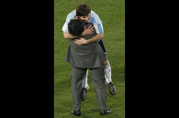 AP - Un gran abrazo entre dos figuras de Argentina, el jugador Lionel Messi y el técnico Diego Armando Maradona.