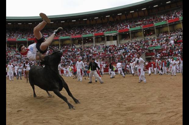 Reuters - Las fiestas San Fermín, en las que una multitud corre junto a seis toros bravos por las calles de Pamplona, en España, son uno de los mayores atractivos en esta época del año. Desde 1924, 15 personas han muerto en los encierros que fueron inmortalizados en la novela Fiesta de Hemingway.