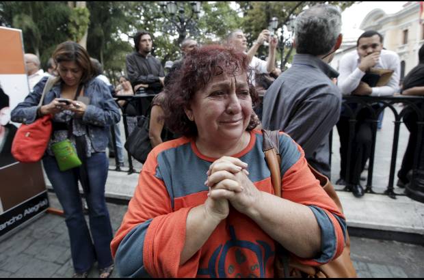 Reuters - Seguidores de Chávez compartieron su dolor en las iglesias de Venezuela.