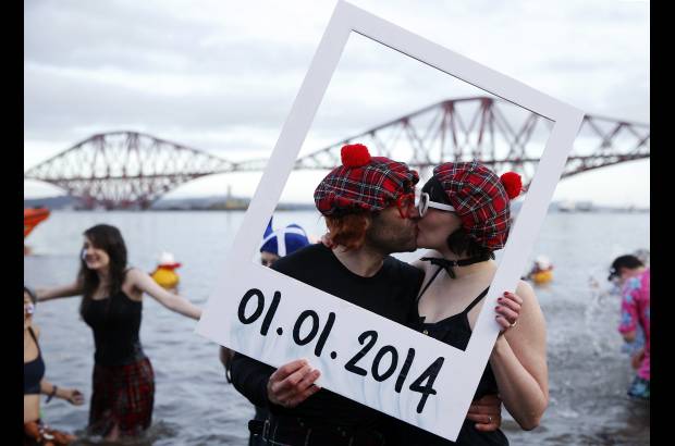Reuters - Más nadadores reunidos para recibir el año en las frias aguas de Escocia.