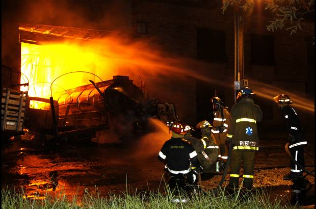 Edwin Bustamante - El incendio, originado en una f&#225;brica de pinturas de la zona industrial en el sur de Sabaneta, se observ&#243; desde sectores distantes del Valle de Aburr&#225;.