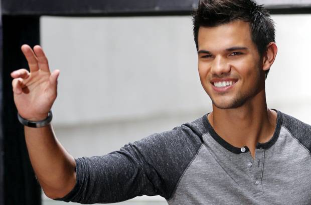 Reuters - El actor Taylor Lautner promociona la quinta entrega de La saga Crep&#250;sculo, Amanecer 2, en Brasil.