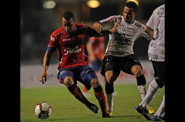 AP - Corinthians sum&#243; 16 puntos en sus seis partidos, m&#225;s que ning&#250;n otro equipo en la Copa. Su pr&#243;ximo rival ser&#225; el campe&#243;n brasile&#241;o Flamengo.