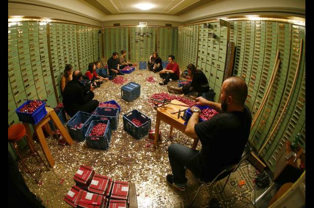 Reuters - Los miembros del comit&#233; de la iniciativa CHF 2.500 mensuales para todo el mundo abren los rollos de cinco c&#233;ntimos en Suiza. La iniciativa tiene como objetivo tener un ingreso familiar mensual de disposici&#243;n m&#237;nima de de CHF 2.500 (Unos 2.700 d&#243;lares) propuesta por el gobierno a todos los ciudadanos que viven en Suiza.