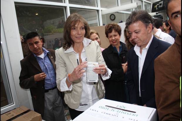Foto Prensa Candidato - María Clemencia de Santos, votó en el Liceo Frances, acompañada de su esposo el candidato a la presidencia por el partido de la U, Juan Manuel Santos.