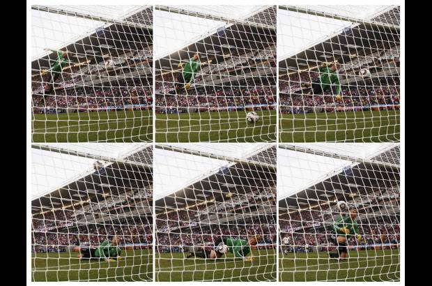 Reuters - La jugada pol&#233;mica. El conjunto brit&#225;nico debi&#243; empatar el partido s&#243;lo un minuto despu&#233;s, cuando el potente remate de Lampard rebot&#243; en el travesa&#241;o y cruz&#243; la l&#237;nea de meta, pero el &#225;rbitro uruguayo Jorge Larrionda continu&#243; el juego y anul&#243; la acci&#243;n.