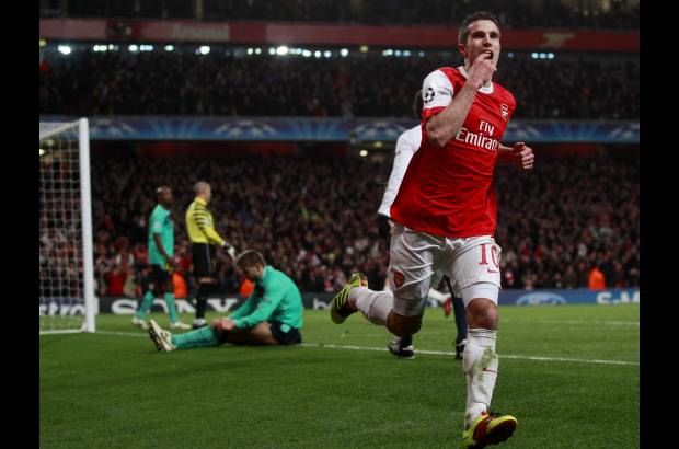Reuters - La celebraci&#243;n de Van Persie y los lamentos del equipo espa&#241;ol en en el Emirates Stadium, de Londres, ante 60.000 espectadores, que llenaron el estadio. 3.000 aficionados del Barcelona acompa&#241;aron a su equipo.