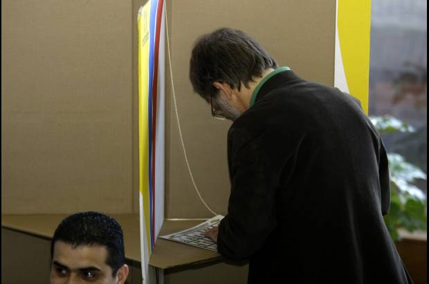 Colprensa - El candidato Presidencial del Partido Verde, Antanas Mockus, entre bromas depositó su voto.