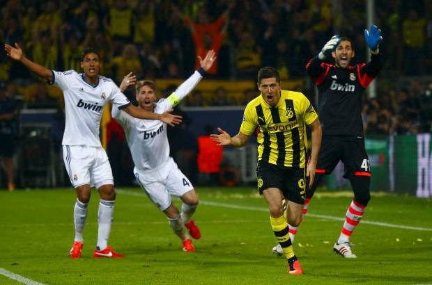 REUTERS - El Dortmund logró poner el balón cerca del área del Real Madrid en los primeros minutos de la reanudación y en el minuto 50 Lewandowski volvió a adelantar a su equipo.