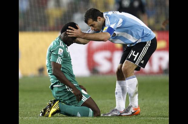 Reuters - Por tercera vez consecutiva Argentina debutó en un Mundial ante un equipo africano, y por segunda oportunidad inició su camino con Nigeria.
