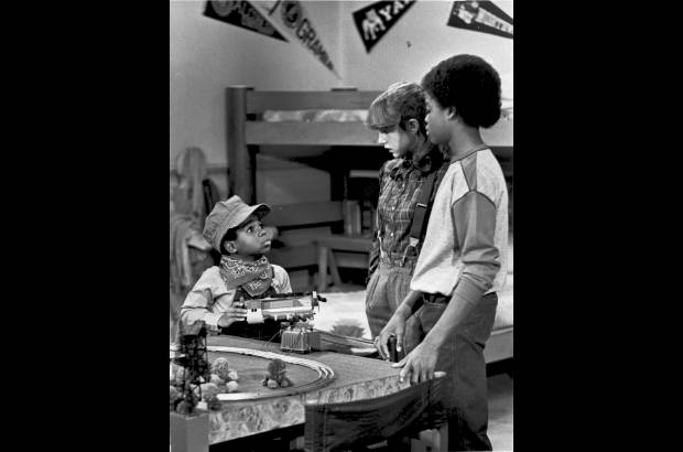 AP - En esta foto tomada en 1980 aparece Gary Coleman con Dana Plato, en la serie Blanco y Negro, donde interpretaban a Arnold y Kimberly.