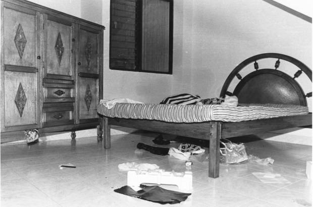 FOTO ARCHIVO EL COLOMBIANO - El 2 de diciembre, las labores de inteligencia permitieron a las autoridades rastrear las llamadas que Escobar le hizo a su hijo Juan Pablo, para llegar hasta la vivienda donde se escond&#237;a en el barrio Los Olivos, occidente de Medell&#237;n, y dar muerte al entonces hombre m&#225;s buscado del mundo.
