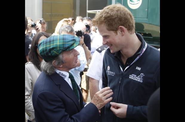 Reuters - El príncipe Harry fue el invitado especial al gran premio Silverstone, Reino Unido. Antes de la carrera visitó la zona técnica junto al expiloto Jackie Stewart.