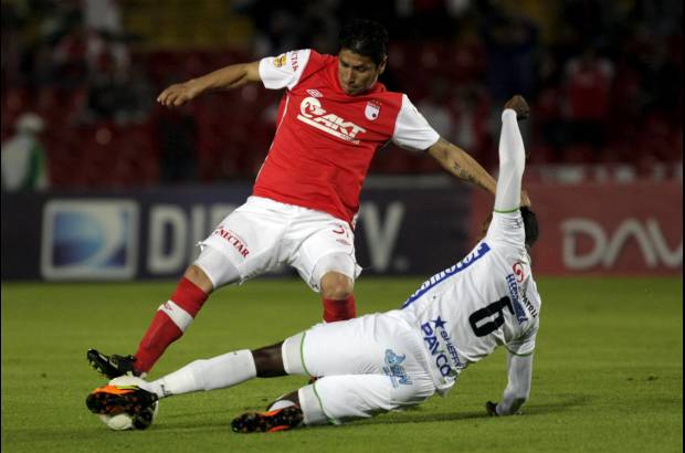 Colprensa - Con juego colectivo, organizado y estrat&#233;gico el Santa Fe envi&#243; al Huila con cuatro goles a casa y lo sac&#243; del liderato.