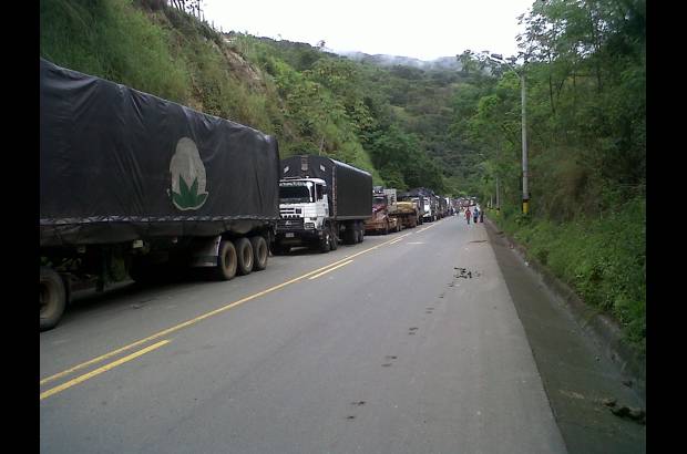Juan Felipe Quintero - El problema en la v&#237;a comenz&#243; desde el s&#225;bado en la noche. Ya este domingo la congesti&#243;n era evidente.