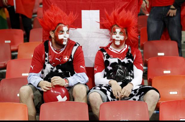 Reuters - La tristeza de los hinchas helvéticos tras la renuncia de su selección.