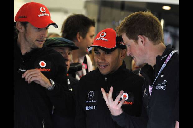Reuters - El hijo de Diana y Carlos aprovechó para hablar con los pilotos Lewis Hamilton y Jenson Button de la escudería inglesa McLaren.