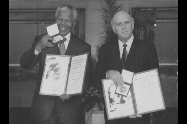 Reuters - En el año 1993 le fue otorgado a Nelson Mandela el Premio Nobel de la Paz junto a FW de Klerk por el trabajo incansable que hicieron para acabar con la opresión del apartheid.