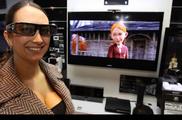 Róbinson Sáenz - Sony arma un mundo 3D, con TV de 46 pulgadas, reproductor Blu-ray, dos gafas y una película, por 6 millones 499 mil pesos.