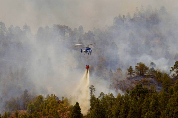 Reuters - Tres hidroaviones trabajan sobre la zona y repostan en el aeropuerto del sur de Tenerife, al no poder hacerlo en el mar debido a las malas condiciones climatológicas, explicó el ministro en Vilaflor, el pueblo que está siendo evacuado.