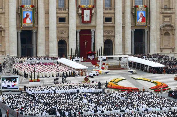 FOTO REUTERS - El Papa Francisco declaró santos a sus dos predecesores Juan XXIII y Juan Pablo II ante unas 800.000 personas.