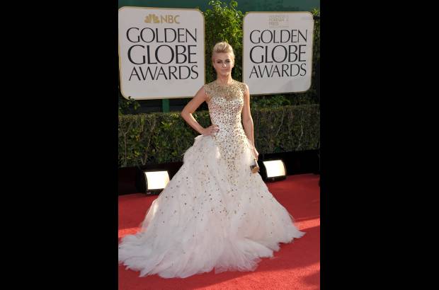 AP - El Monique Lhuillier blanco de Julianne Hough, con aplicaciones doradas, que acompañó de cartera de mano negra y dorada y pelo recogido con tupé, es un vestido que grita arriesgado, admitió Hough.
