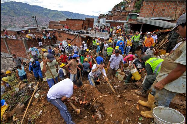 Henry Agudelo - La tragedia llen&#243; de dolor el barrio Santo Domingo con un deslizamiento que sepult&#243; cuatro viviendas.