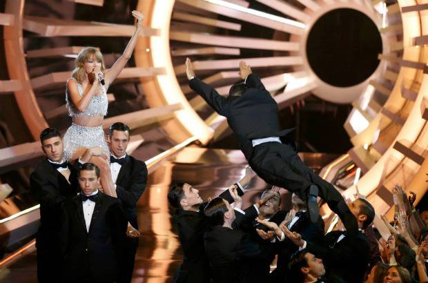 Reuters - Subi&#243; a lo m&#225;s alto del escenario, y mientras sus bailarines en esm&#243;quin la esperaban abajo con los brazos abiertos, como esperando que saltara, dijo: &quot;Un segundo. No me importa que sean los VMA. Yo no me lanzo desde aqu&#237;&quot;. Y agreg&#243;: &quot;Todo tipo de gente est&#225; siendo mordida por serpientes. Peligroso&quot;.