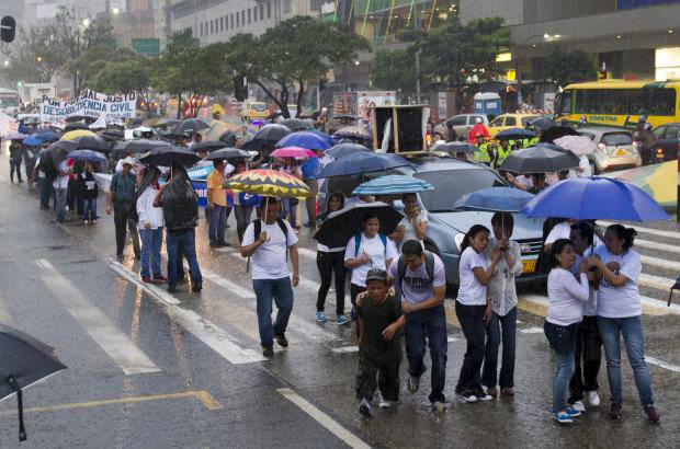 - La marcha de los contribuyentes inconformes congestion&#243; el centro de la ciudad al caer la tarde, horas en las que el tr&#225;fico vehicular es bastante alto.
