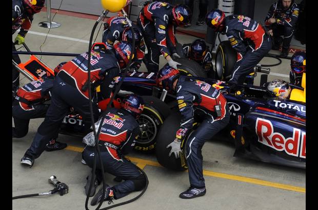 Reuters - Un grave error en el cambio de la rueda izquierda trasera del piloto de Red Bull, Sebastian Vettel, evitó que siguiera el dominio de la escudería.