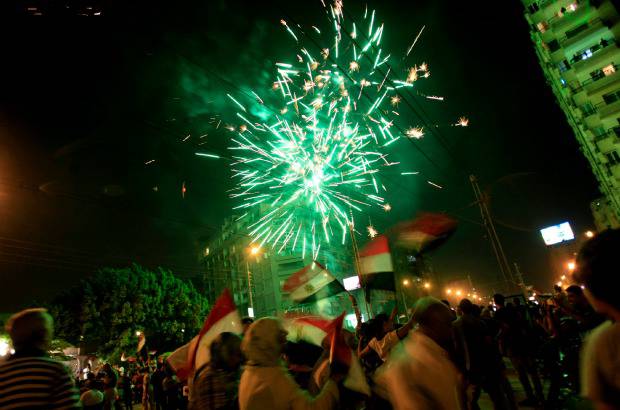 AP - Fuegos artificiales iluminaron el cielo en las afueras del palacio presidencial en El Cairo, Egipto. Celebraciones similares estallaron entre los millones de manifestantes en todo el pa&#237;s que exig&#237;an la destituci&#243;n de Mursi.