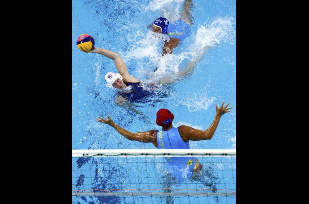 Reuters - En el Campeonato Mundial, el polo acu&#225;tico es una de las modalidades que m&#225;s llama la atenci&#243;n por su fuerza.