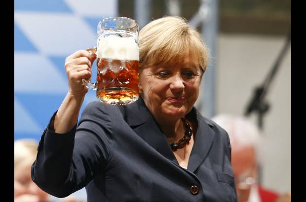 Reuters - La canciller alemana y principal candidata de la Uni&#243;n Dem&#243;crata Cristiana (CDU), Angela Merkel, brinda con cerveza despu&#233;s de su discurso en un mitin electoral en Dachau, cerca de Munich.
