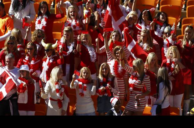 Reuters - Los daneses lucieron su bandera roja y blanca con mucho orgullo.