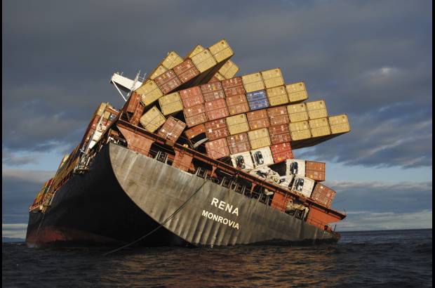 Reuters - El carguero Rena naufragó con 1.368 contenedores, pero la mayor preocupación fue recuperar el combustible antes de que cayera al mar. Se convirtió en el peor desastre ambiental de Nueva Zelanda.