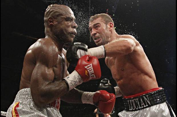 Reuters - El campeón de boxeo súpermediano Lucian Bute de Rumania le dio un duro golpe a Glen Johnson de Jamaica.