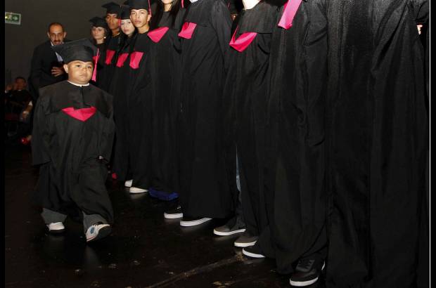 Foto Hernán Vanegas - Junto a sus compañeros de colegio, el joven Brayan González demostró, pese a su estatura, su grandeza como ser humano.